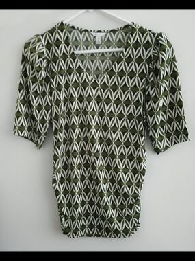 Geometric Green & White V-Neck Blouse